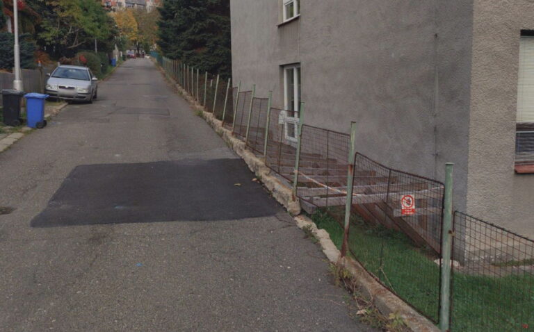 Oprava opěrné zdi v&nbsp;ulici V&nbsp;Zahradách
